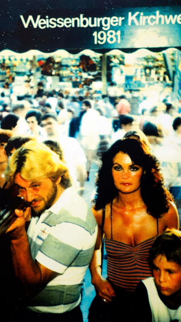 Die Schießbuden-Fotos zeigen auch den modischen Wandel der Zeit: Hier Alfons Dinnebier 1981 mit Ehefrau Maria und Sohn Gerald.