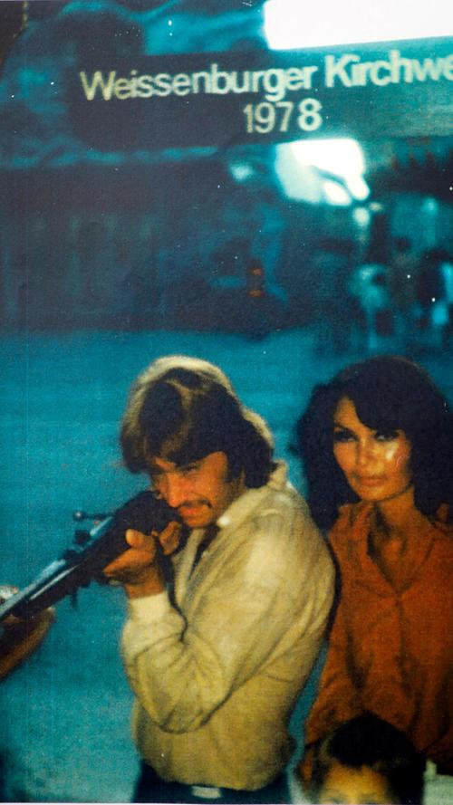 Alfons Dinnebier schießt jedes Jahr ein Foto mit seiner Frau an der Schießbude. Hier 1978.