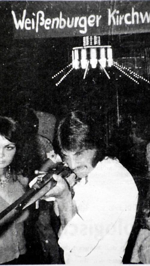  Mit diesem Foto von 1974 auf der Weißenburger Kärwa startet die Serie. Seitdem macht Alfons Dinnebier mit seiner Frau Maria jedes Jahr ein Foto an der Schießbude