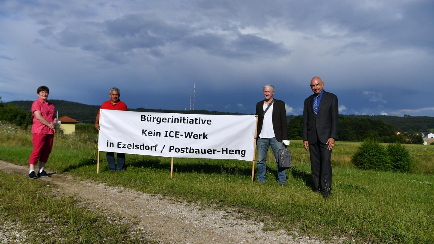 Die drei Sprecher der BI "Kein ICE-Werk in Ezelsdorf/Postbauer Heng"  - Gabriele Bayer, Jürgen Rupprecht und Markus Reuther - mit MdL Jürgen Mistol von den Grünen.