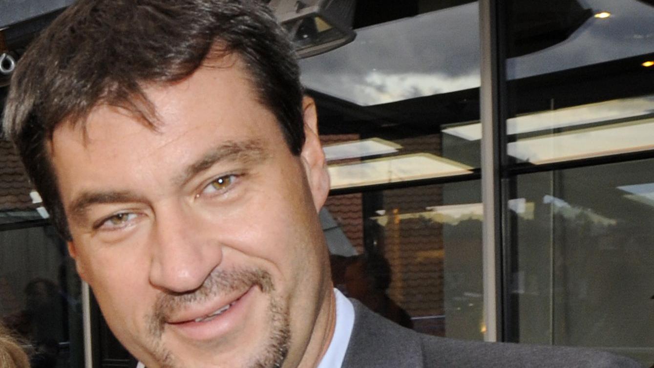 Im September 2009 trug Markus Söder auch einen Sommerbart. Und befragte sogar mal seine Facebook-Follower, ob er sich einen solchen stehen lassen soll.
Im September 2009 trug Markus Söder auch einen Sommerbart. Und befragte sogar mal seine Facebook-Follower, ob er sich einen solchen stehen lassen soll.
