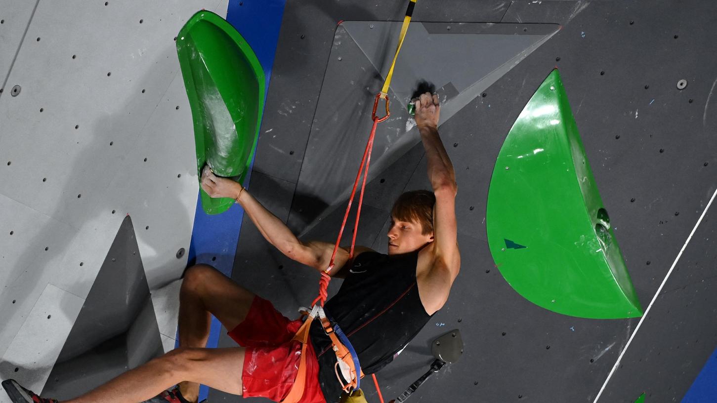 Kam im Bouldern und im Lead nicht an seine Top-Leistung heran: Alexander Megos beim Seilklettern, der dritten und letzten Disziplin, im Aomi Urban Sports Park in Tokio. 