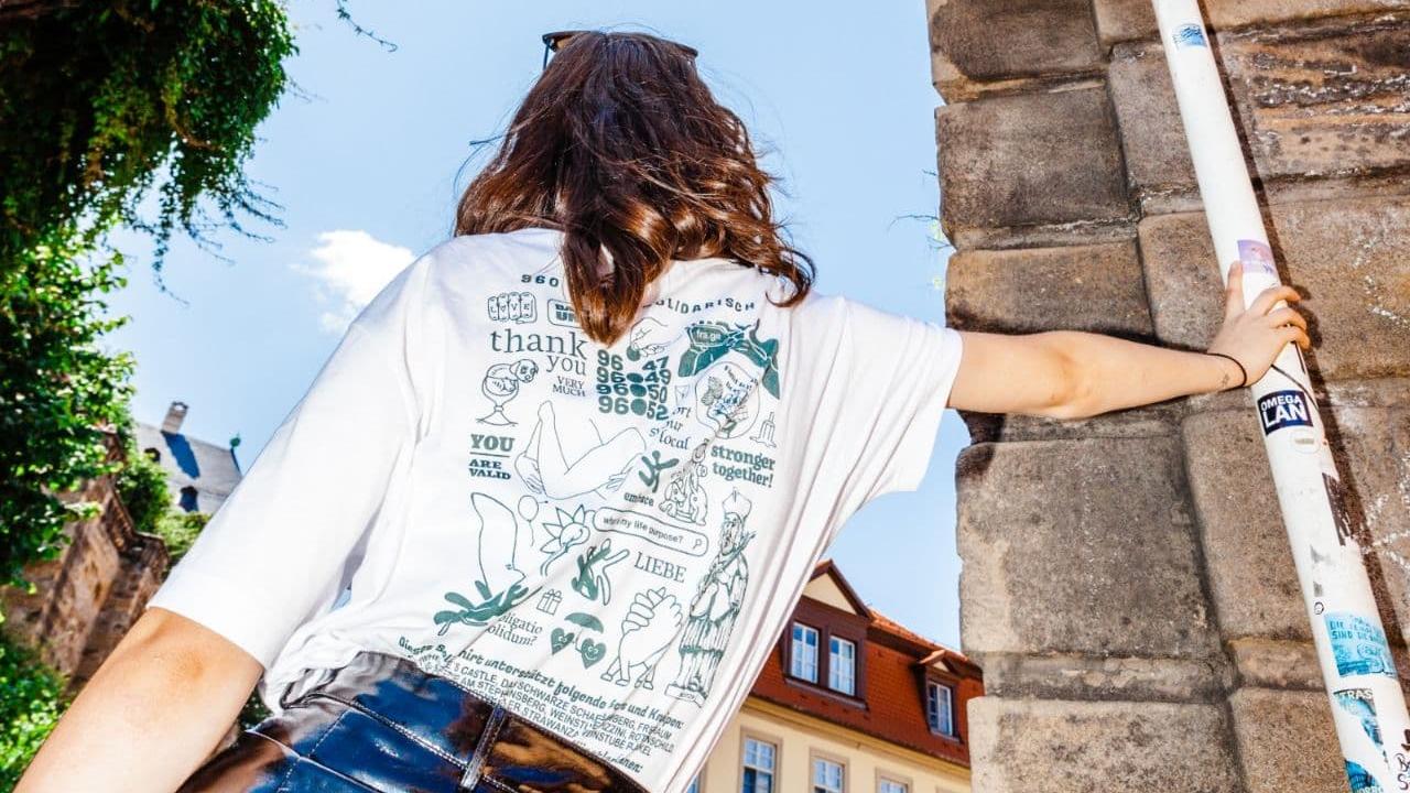 Mit den Soli-Shirts wollen drei Studierende die Kneipen in Bamberg unterstützen.