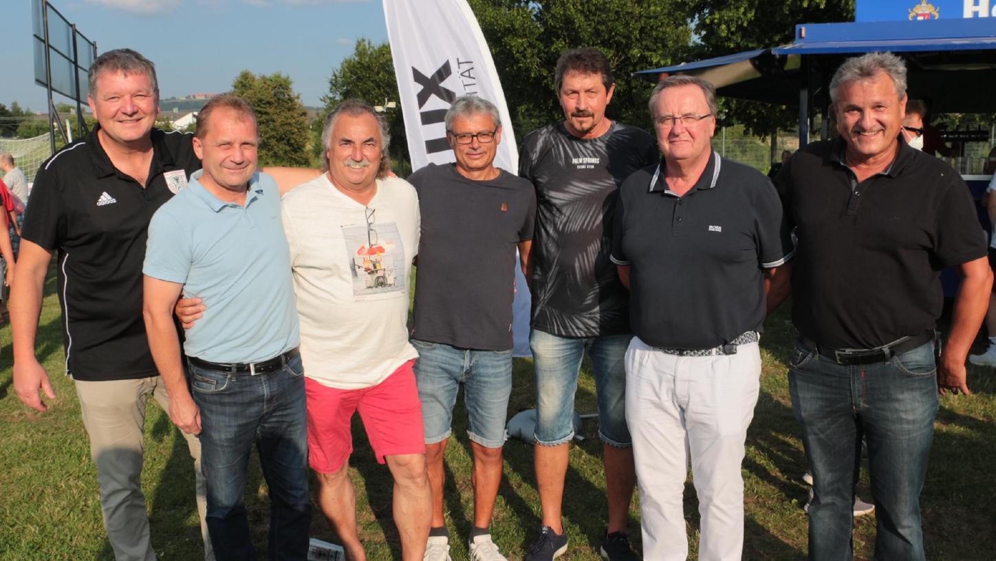 Franz Wokon, Volker Rammler, Günther „Bimbo“ Meyer, Franz Schärtel, Benno Schneider, Trainer Manfred Wilfling und Harald Fuchs (von links) gehörten 1989 zum Weißenburger Team, das letztmals in die Landesliga aufstieg. Zur Rückkehr und zum Saisonauftakt gegen den SC 04 Schwabach trafen sie sich nun bestens gelaunt wieder am Fußballplatz.