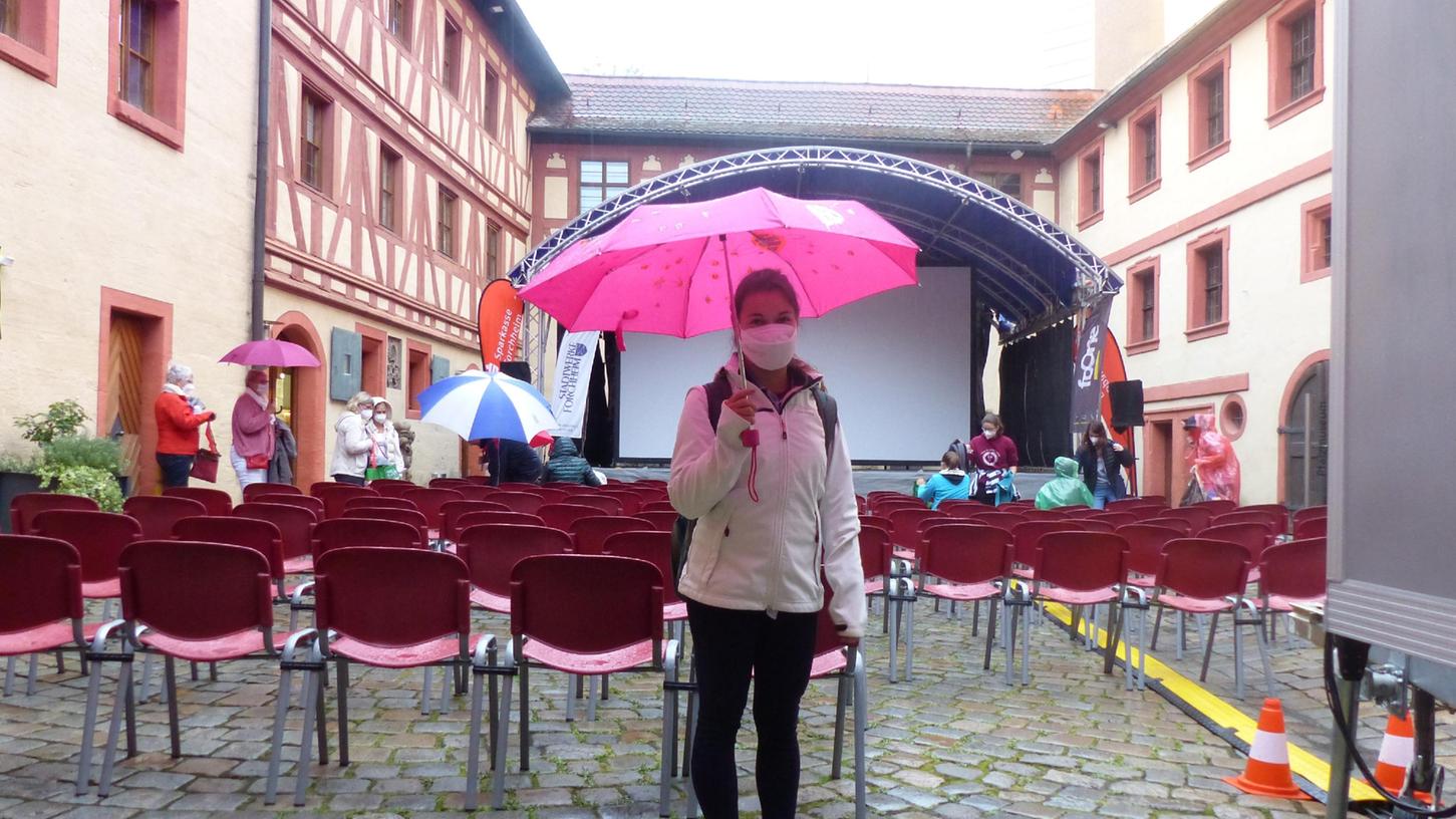 Annalena aus Heroldsbach, ausgerüstet mit Schirm und Maske, freut sich trotz des widrigen Wetters auf den Kino-Abend. Annalena aus Heroldsbach, ausgerüstet mit Schirm und Maske, freut sich trotz des widrigen Wetters auf den Kino-Abend.