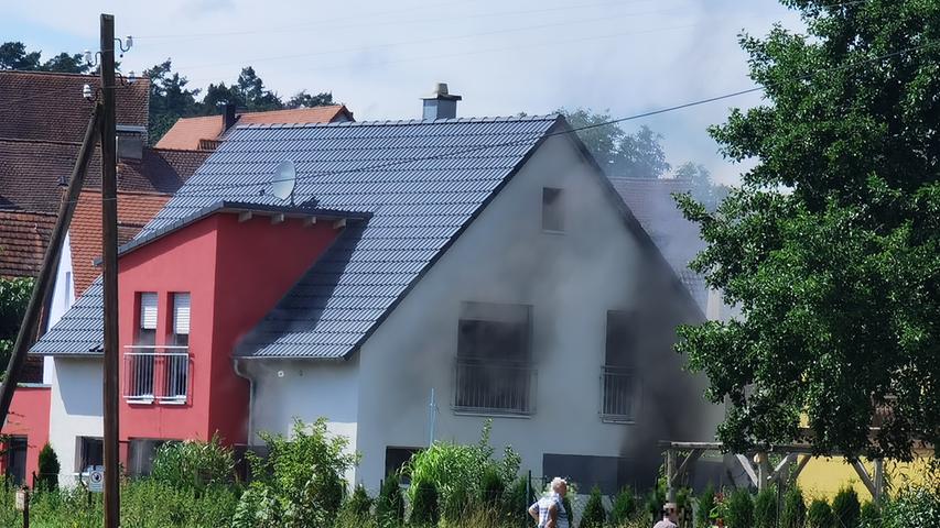 Gegen 14.45 Uhr brach das Feuer in der Wilhermsdorfer Straße im Langenzenner Ortsteil Laubendorf im Landkreis Fürth aus.