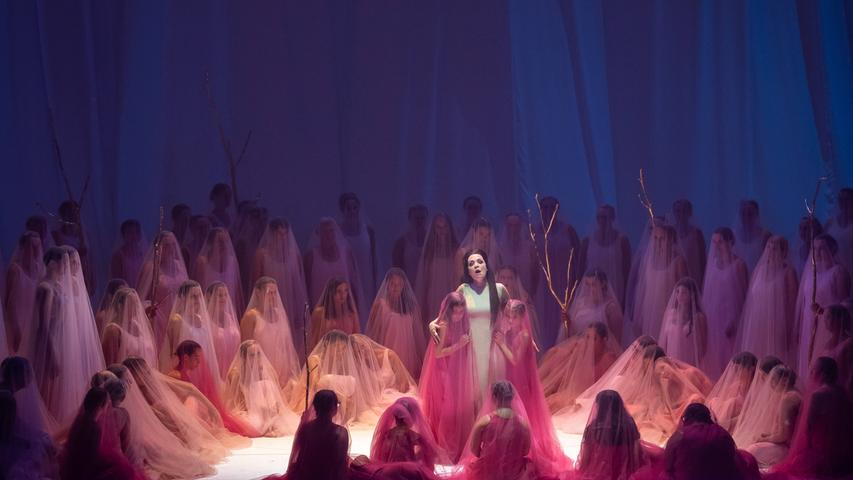 Tausende Frauen hat Don Giovanni der Legende nach verführt. Regisseur Romeo Castellucci bringt einige von ihnen als Statisten auf die Bühne und lässt sie hier Donna Anna (Nadezhda Pavlova) umringen.