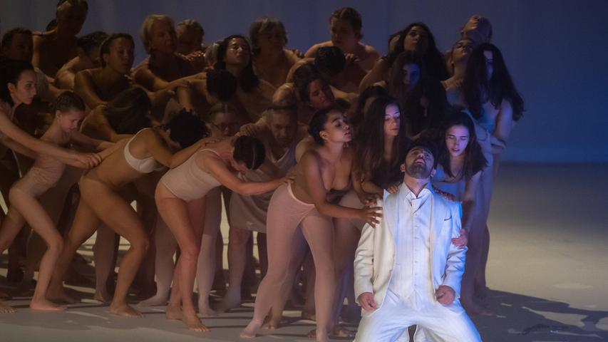 Die verführten Frauen nehmen in dieser Inszenierung reale Gestalt an und fordern von Don Giovanni (Davide Luciano) Rechenschaft.