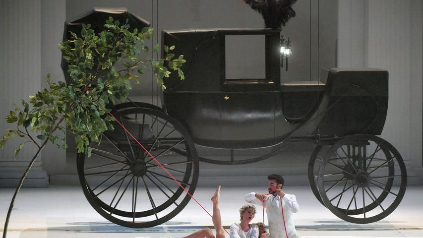 Wenn Don Giovanni (Davide Luciano) Zerlina (Anna Lucia Richter) verführt, wartet schon die Todeskutsche.