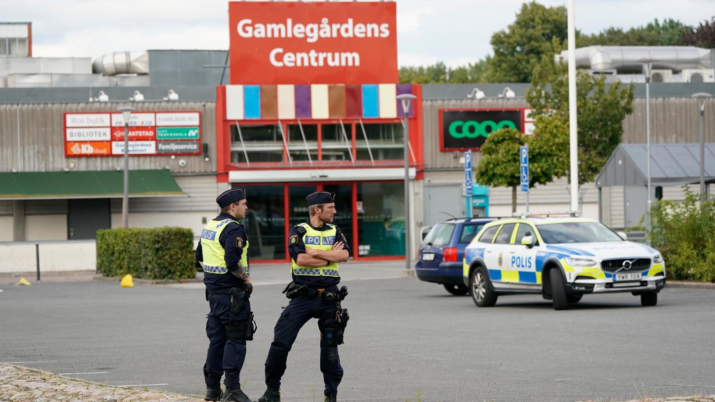 Kristianstad: Zwei Polizisten stehen am Tatort nach mutmaßlichen Schüssen im Stadtteil Nasby auf einem Parkplatz.