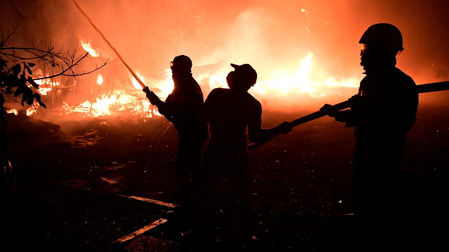 In Griechenland breiten sich die Waldbrände inzwischen bis in die Vorstädte aus.