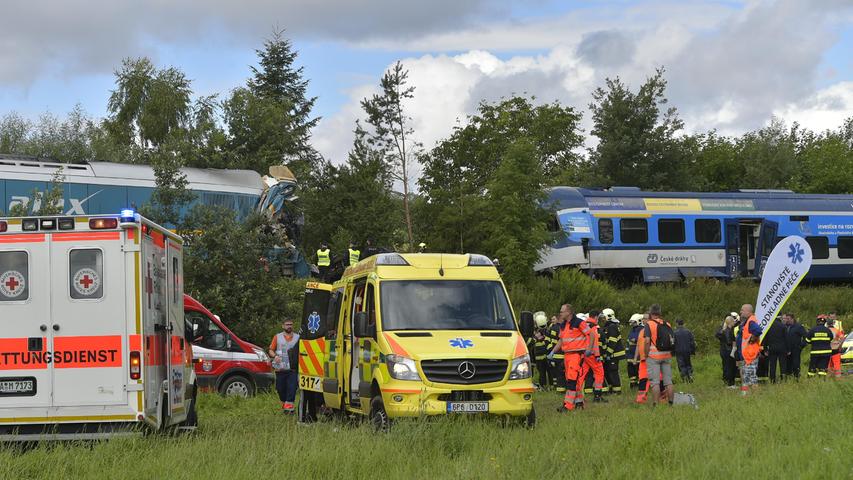 Dutzende Rettungskräfte und vier Hubschrauber waren vor Ort, um die Verletzten zu versorgen und in Krankenhäuser zu bringen.