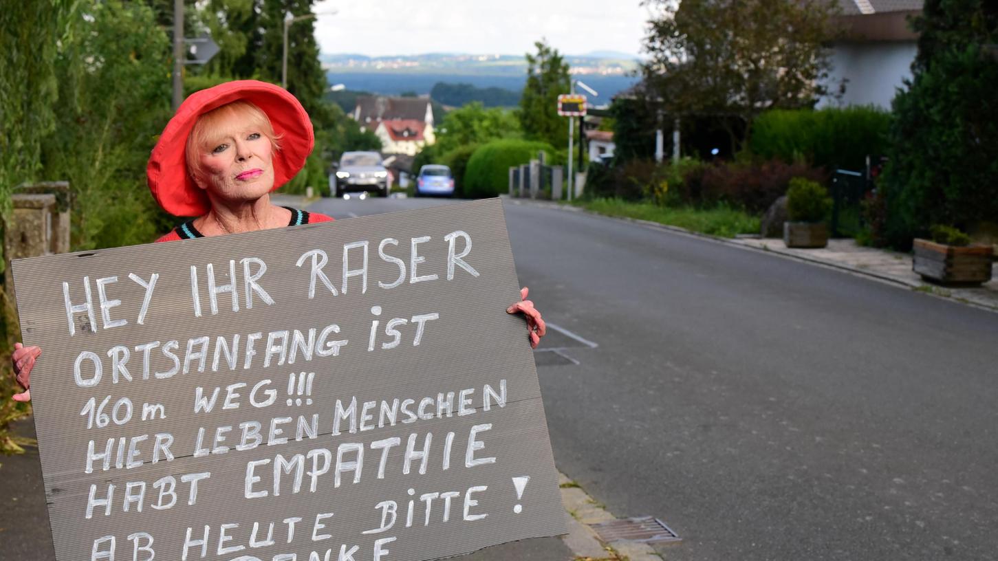 Aktiv gegen Raser: Filmstar und Malerin Elke Sommer in Marloffstein.