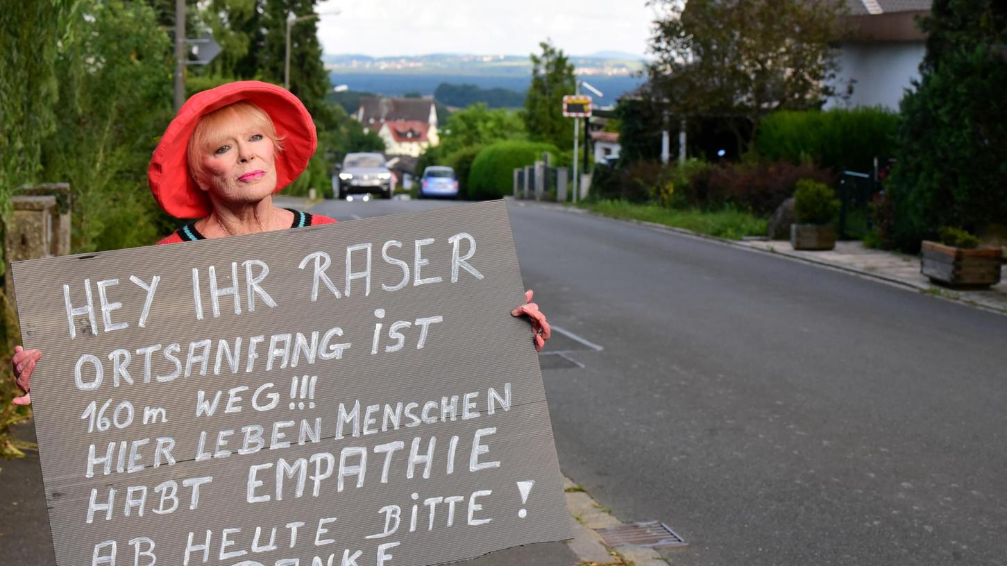 Aktiv gegen Raser: Filmstar und Malerin Elke Sommer in Marloffstein.
Aktiv gegen Raser: Filmstar und Malerin Elke Sommer in Marloffstein.