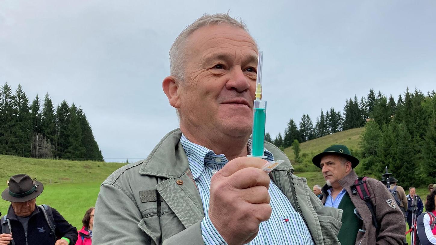 Steiners Humor ist speziell. Während der Debatte ums Impfen bei Corona brachte er Wirtschaftsminister Hubert Aiwanger eine Spritze mit.
Steiners Humor ist speziell. Während der Debatte ums Impfen bei Corona brachte er Wirtschaftsminister Hubert Aiwanger eine Spritze mit.