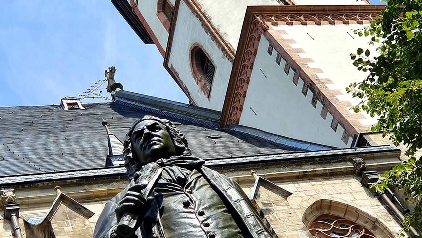 Die Thomaskirche mit dem Bach-Denkmal davor. Der Komponist leitete viele Jahre den weltberühmten Knabenchor.