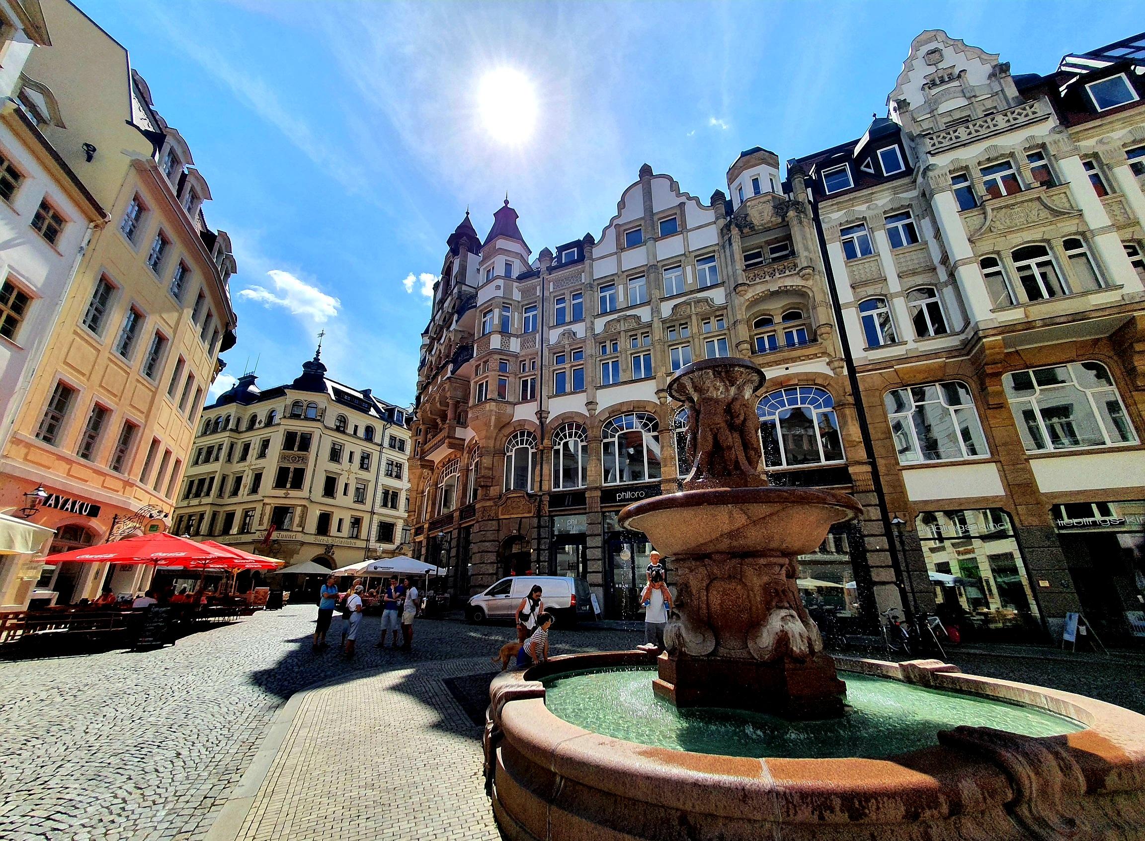Ein Platz im Herzen Leipzigs. Nur wenige deutsche Großstädte haben so viele prachtvoll erhaltene Jugendstilgebäude. Ein Platz im Herzen Leipzigs. Nur wenige deutsche Großstädte haben so viele prachtvoll erhaltene Jugendstilgebäude.
