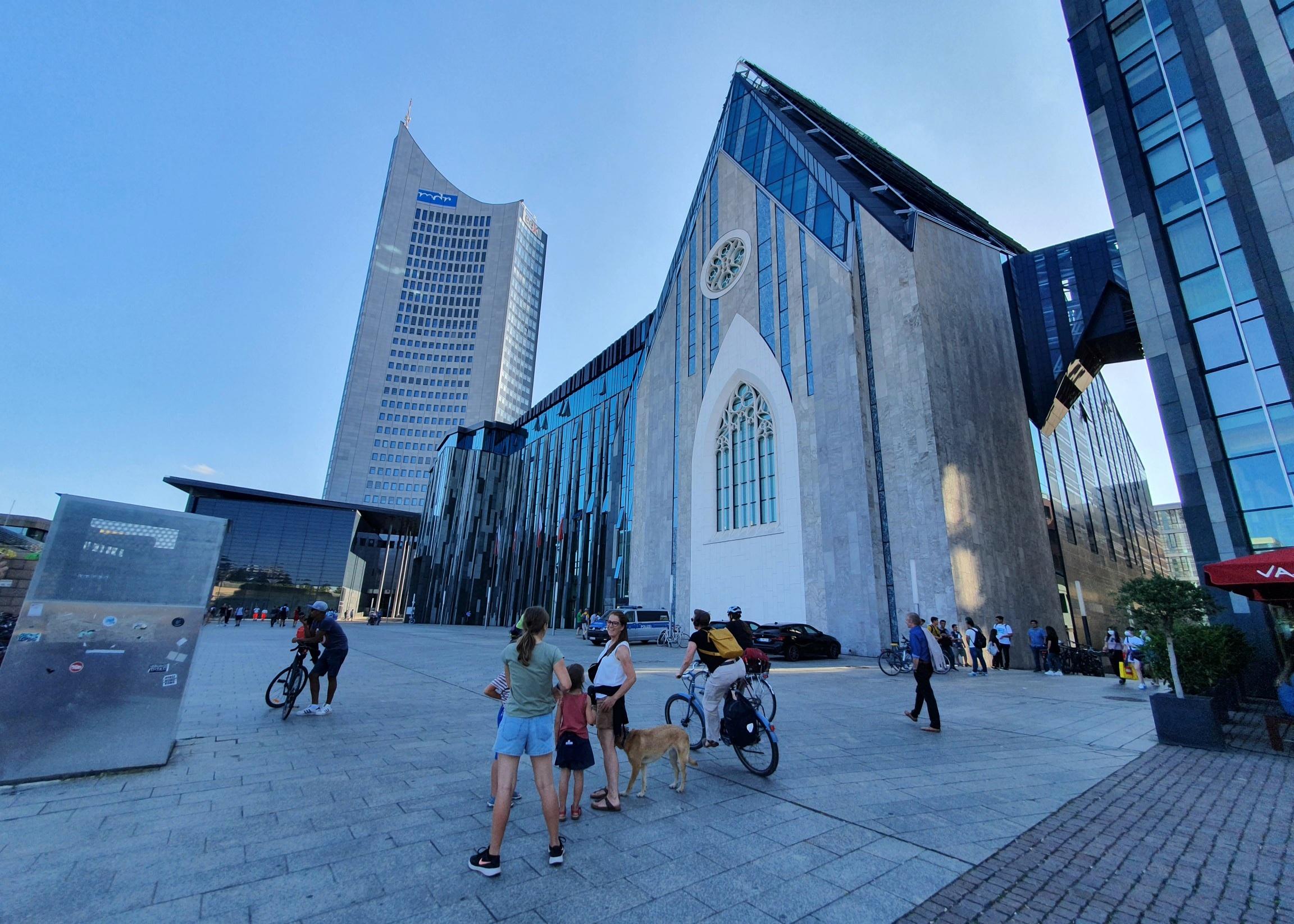 Modernste Architektur: Am Rande des Zentrums das Uni-Hochhaus mit der Uni-Kirche, in der sich u.a. die Bibliothek befindet. Modernste Architektur: Am Rande des Zentrums das Uni-Hochhaus mit der Uni-Kirche, in der sich u.a. die Bibliothek befindet.