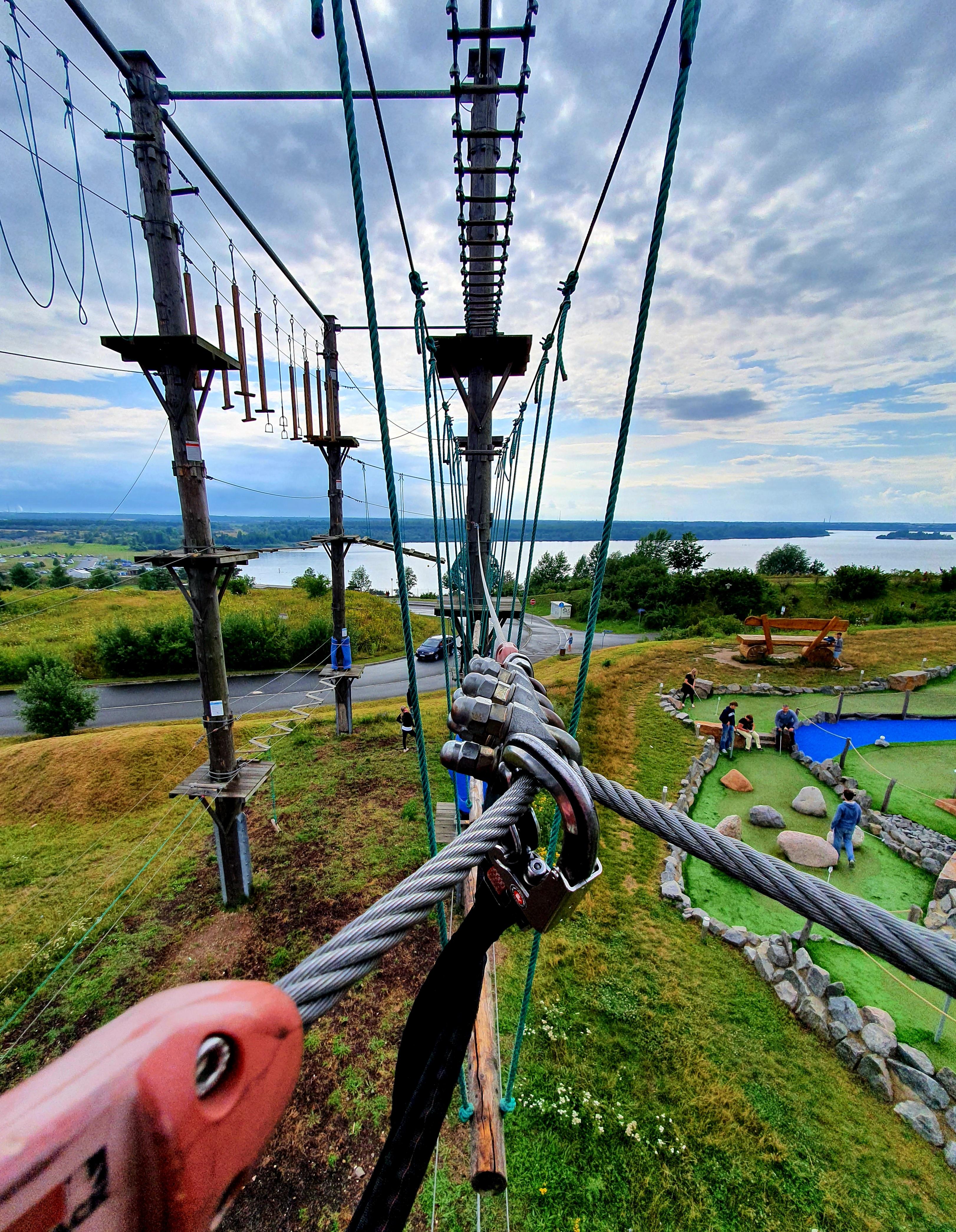 Der Kletterpark am Markkleeberger See mit Blick ins Neuseenland. Der Kletterpark am Markkleeberger See mit Blick ins Neuseenland.