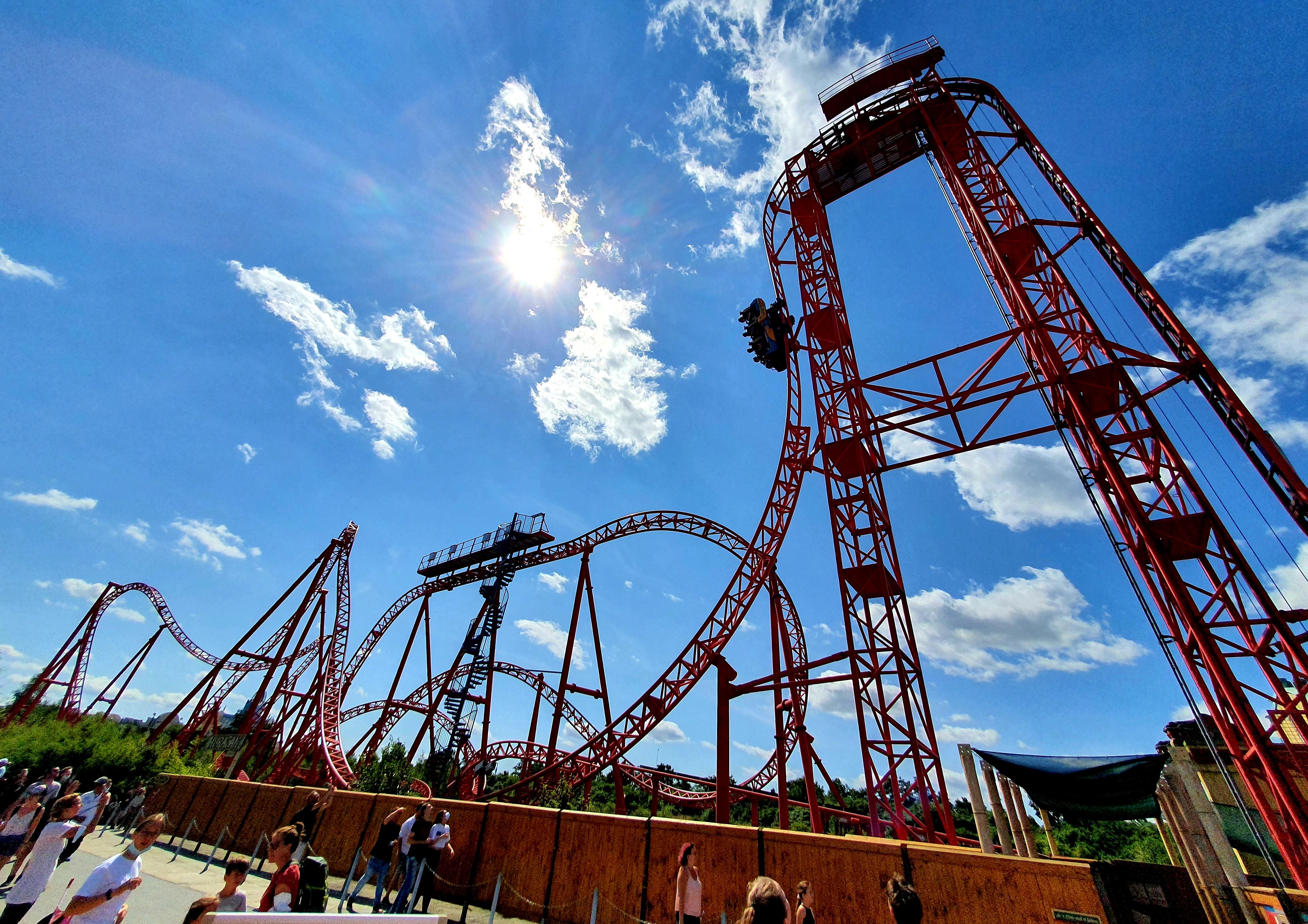 Die schärfste Achterbahn im Freizeitpark Belantis: Fünf Überschläge nach einer 90-Grad-Auffahrt und einem 90-Grad-Absturz. Die schärfste Achterbahn im Freizeitpark Belantis: Fünf Überschläge nach einer 90-Grad-Auffahrt und einem 90-Grad-Absturz.