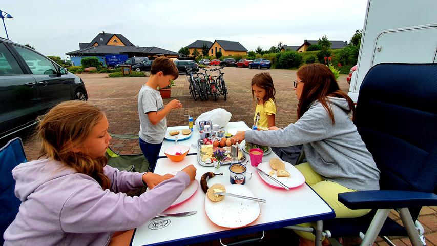 Die Familie hat mit ihrem Wohnmobil auf einem Stellplatz im Seepark Auenhain Quartier aufgeschlagen. Hier beim Frühstück. 