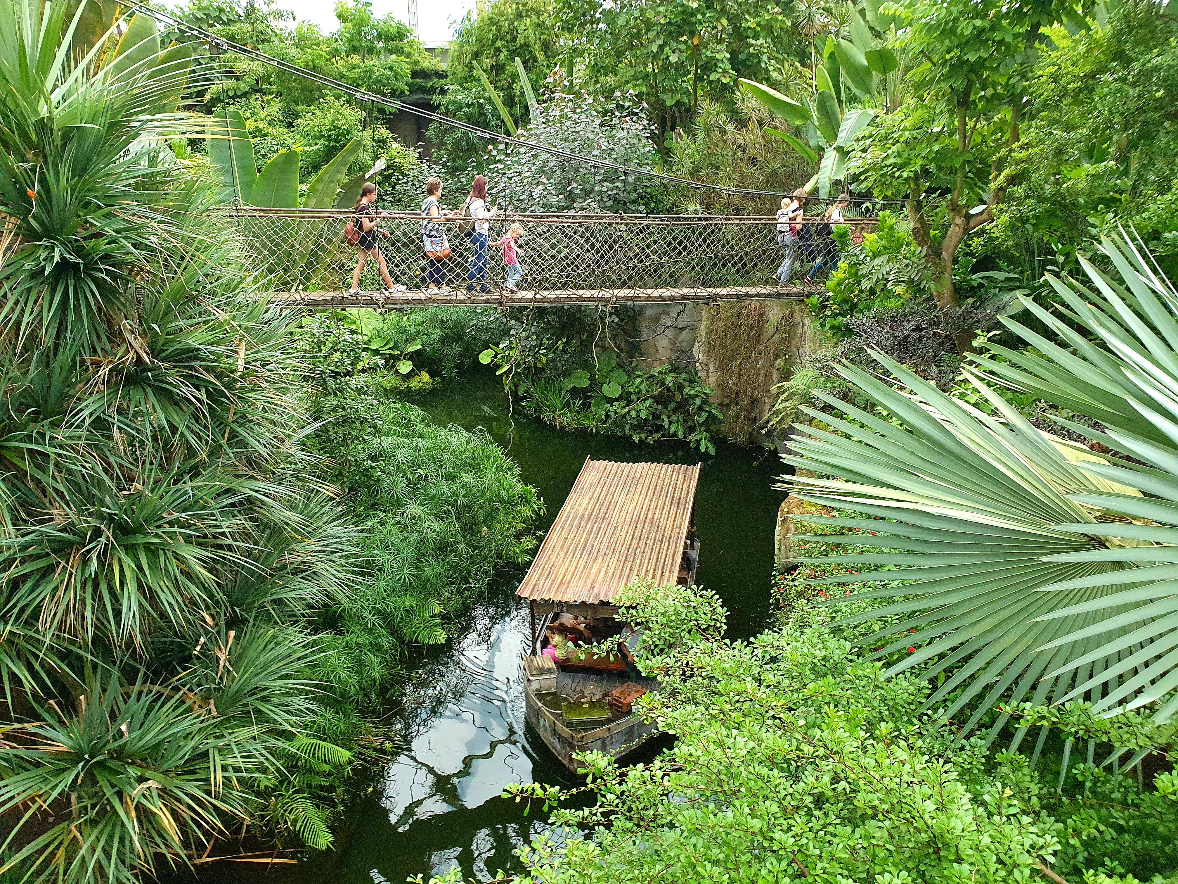 Leipzig hat einen Dschungel: Das absolute Glanzlicht des Zoos von Weltrang ist Gondwanaland in einer riesigen Halle, in der sich die Tiere frei bewegen können. Durch den Dschungel kann man auch mit dem Boot fahren. Leipzig hat einen Dschungel: Das absolute Glanzlicht des Zoos von Weltrang ist Gondwanaland in einer riesigen Halle, in der sich die Tiere frei bewegen können. Durch den Dschungel kann man auch mit dem Boot fahren.