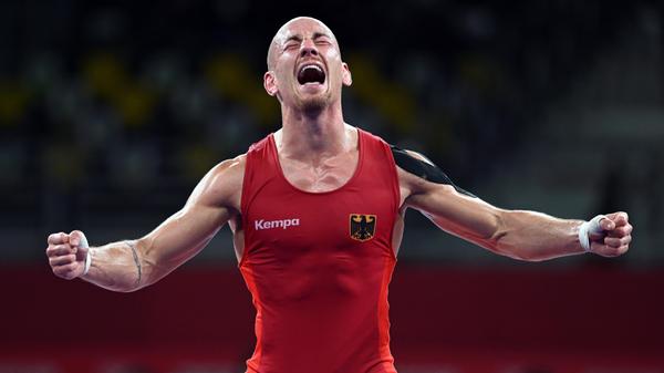 Der dreimalige Ringer-Weltmeister Frank Stäbler hat zum Abschluss seiner Karriere doch noch die ersehnte olympische Medaille gewonnen. Der Musberger setzte sich in einem der beiden kleinen Finals der Gewichtsklasse bis 67 Kilogramm mit 5:4 gegen den Georgier Ramas Soidse durch und holte Bronze. Es ist das würdige Ende seiner beeindruckenden Laufbahn.