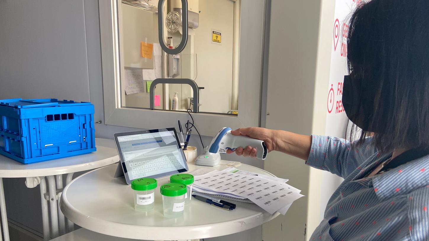 Eine Mitarbeiterin des Datev-Testlabors scannt die gelieferten Gurgelpools einer Kindertagesstätte. Alle Proben kommen anonym und mit Zahlencodes versehen an.
Eine Mitarbeiterin des Datev-Testlabors scannt die gelieferten Gurgelpools einer Kindertagesstätte. Alle Proben kommen anonym und mit Zahlencodes versehen an.