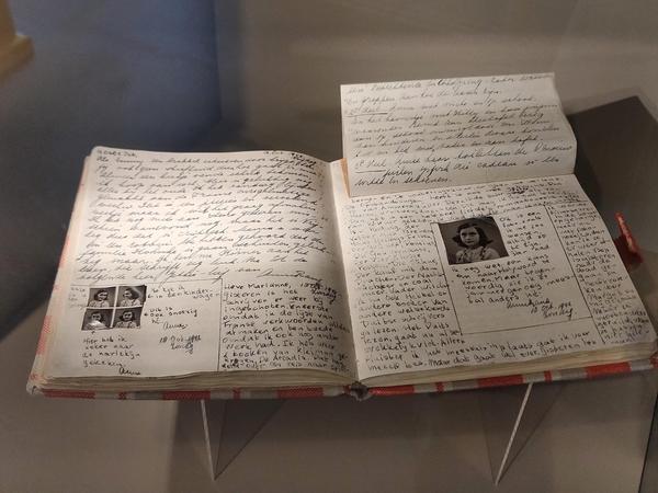 Das berühmte Tagebuch, das Anne Frank in ihrem Versteck schrieb.