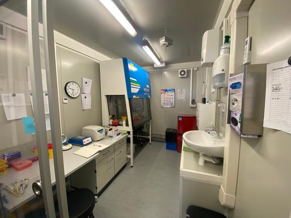 Testlabor im Hochseecontainer: Hier werden bei der Datev in Nürnberg die Gurgeltests analysiert.
Testlabor im Hochseecontainer: Hier werden bei der Datev in Nürnberg die Gurgeltests analysiert.