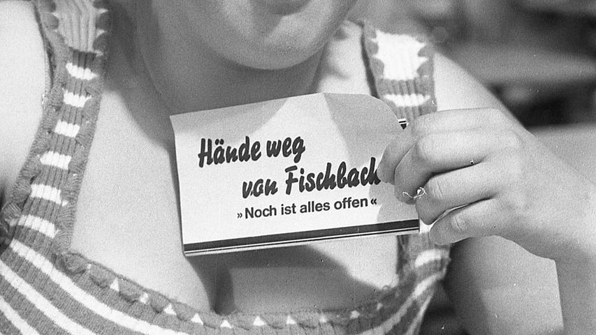 "Hände weg von Fischbach." Unter diesem Motto trafen sich fast 2000 Bürger im Fischbacher Festzelt zu einer Protestkundgebung gegen die Eingemeindung in die Stadt Nürnberg.