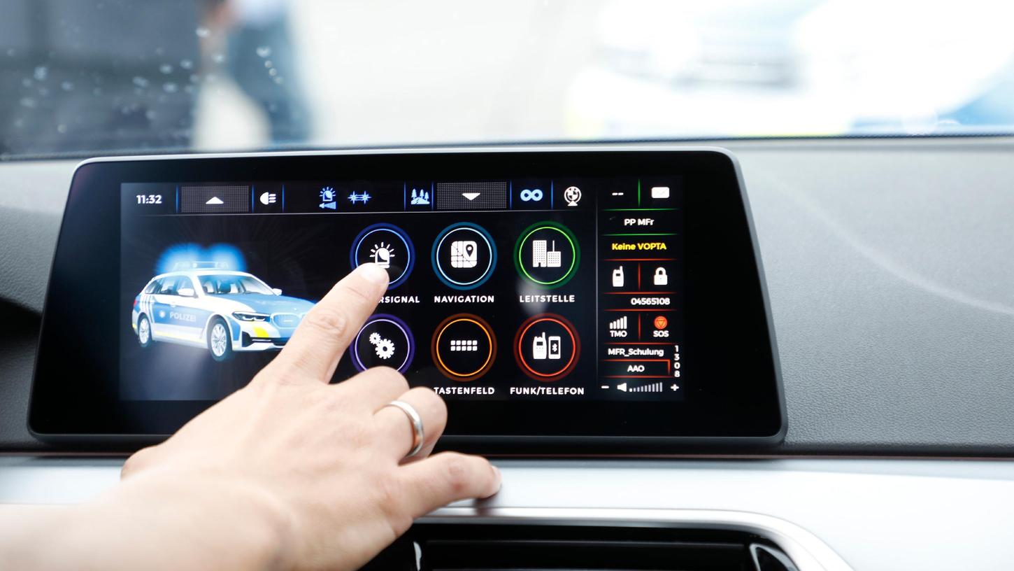 Ein neues Bedienfeld im Streifenwagen: Der Bordcomputer verzahnt Funk, Blaulicht, Martinshorn und Navigation. Bis zu 1000 Einsatzfahrzeuge der Polizei sollen bis 2025 damit ausgerüstet werden. Ein neues Bedienfeld im Streifenwagen: Der Bordcomputer verzahnt Funk, Blaulicht, Martinshorn und Navigation. Bis zu 1000 Einsatzfahrzeuge der Polizei sollen bis 2025 damit ausgerüstet werden.