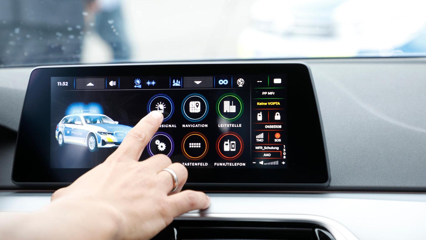 Ein neues Bedienfeld im Streifenwagen: Der Bordcomputer verzahnt Funk, Blaulicht, Martinshorn und Navigation. Bis zu 1000 Einsatzfahrzeuge der Polizei sollen bis 2025 damit ausgerüstet werden.