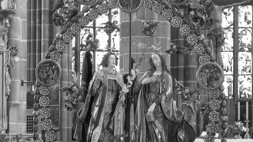 Der "Engelsgruß" von Veit Stoß hängt wieder an seinem angestammten Platz in der Lorenzkirche. 15 Restauratoren aus der Bundesrepublik, aus der Schweiz und aus Belgien haben 19 Monate lang an dem berühmten Werk aus dem Mittelalter gearbeitet.
