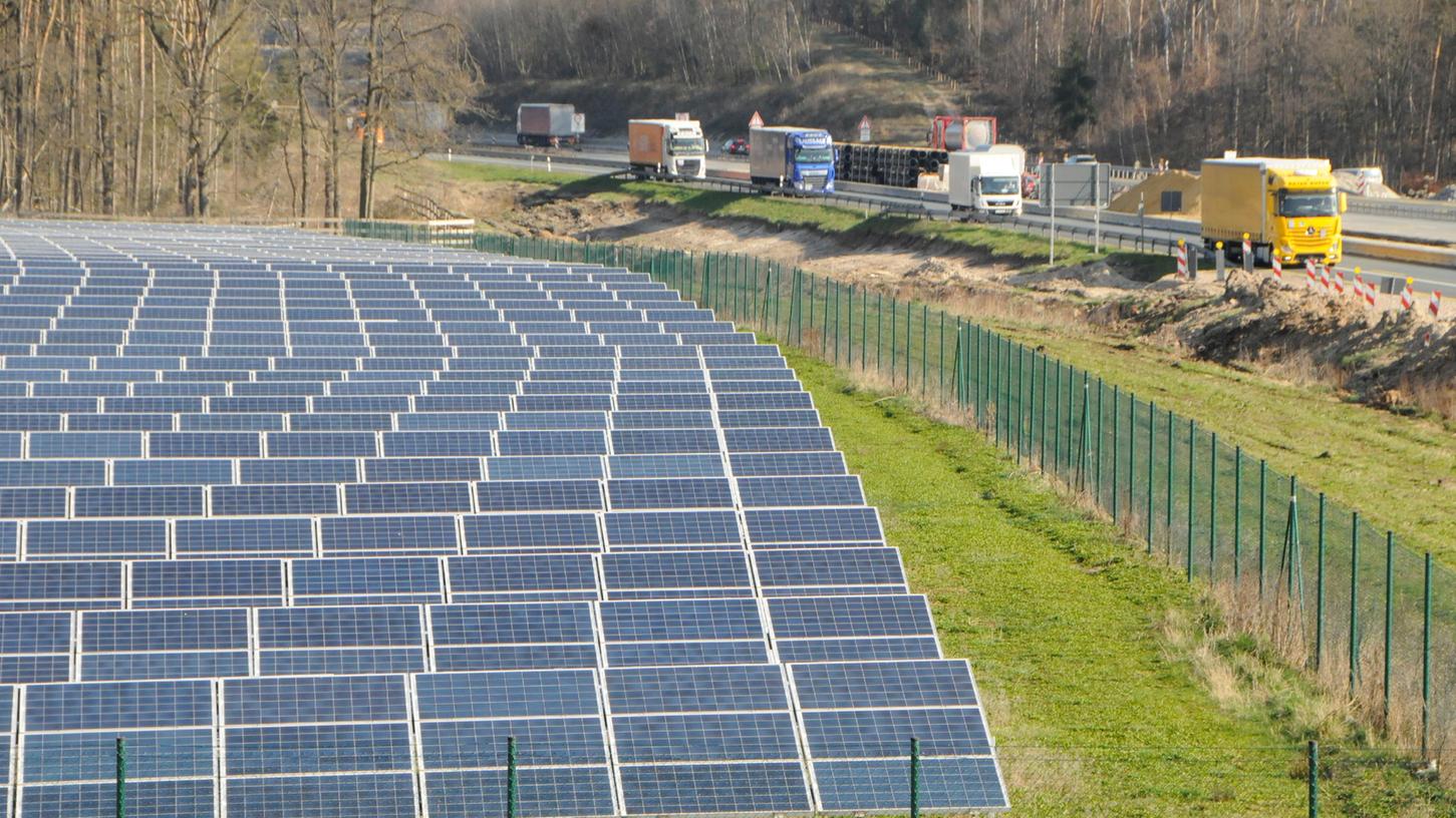 Soll es eine Photovoltaik-Freiflächenanlage wie diese im Norden von Herzogenaurach an der Autobahn A3 Höhe Kosbach, bald auch auf Lonnerstadter Gebiet geben?