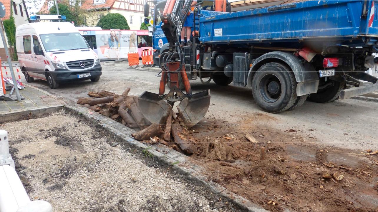 An der Baustelle in Fischbach kamen uralte Hölzer einer früheren Straßenbefestigung zum Vorschein.