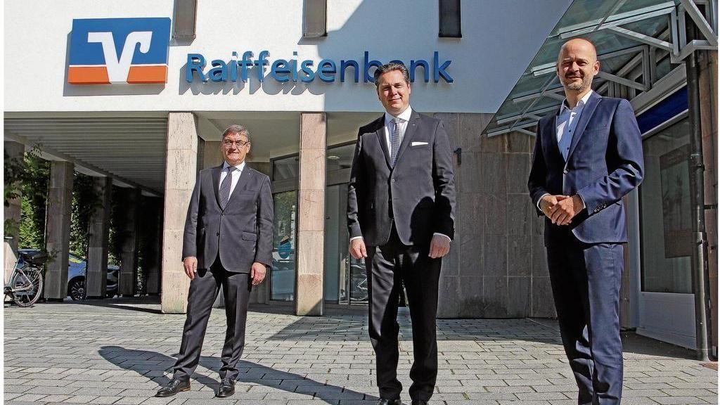 Freuen sich über das einstimmige Votum zur Fusion der Raiffeisenbanken Altdorf-Feucht und Hersbruck (v. Li.): die Vorstände Manfred Göhring, Swen Heckel und Volker Matschke (v. li.).
Freuen sich über das einstimmige Votum zur Fusion der Raiffeisenbanken Altdorf-Feucht und Hersbruck (v. Li.): die Vorstände Manfred Göhring, Swen Heckel und Volker Matschke (v. li.).