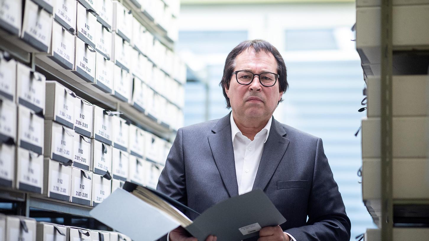 Oberstaatsanwalt Thomas Will ist der Leiter der Zentralen Stelle der Landesjustizverwaltungen Baden-Württemberg zur Aufklärung nationalsozialistischer Verbrechen in Ludwigsburg. Er hat die Ermittlungen über die KZ-Wachmänner vorangetrieben.
Oberstaatsanwalt Thomas Will ist der Leiter der Zentralen Stelle der Landesjustizverwaltungen Baden-Württemberg zur Aufklärung nationalsozialistischer Verbrechen in Ludwigsburg. Er hat die Ermittlungen über die KZ-Wachmänner vorangetrieben.