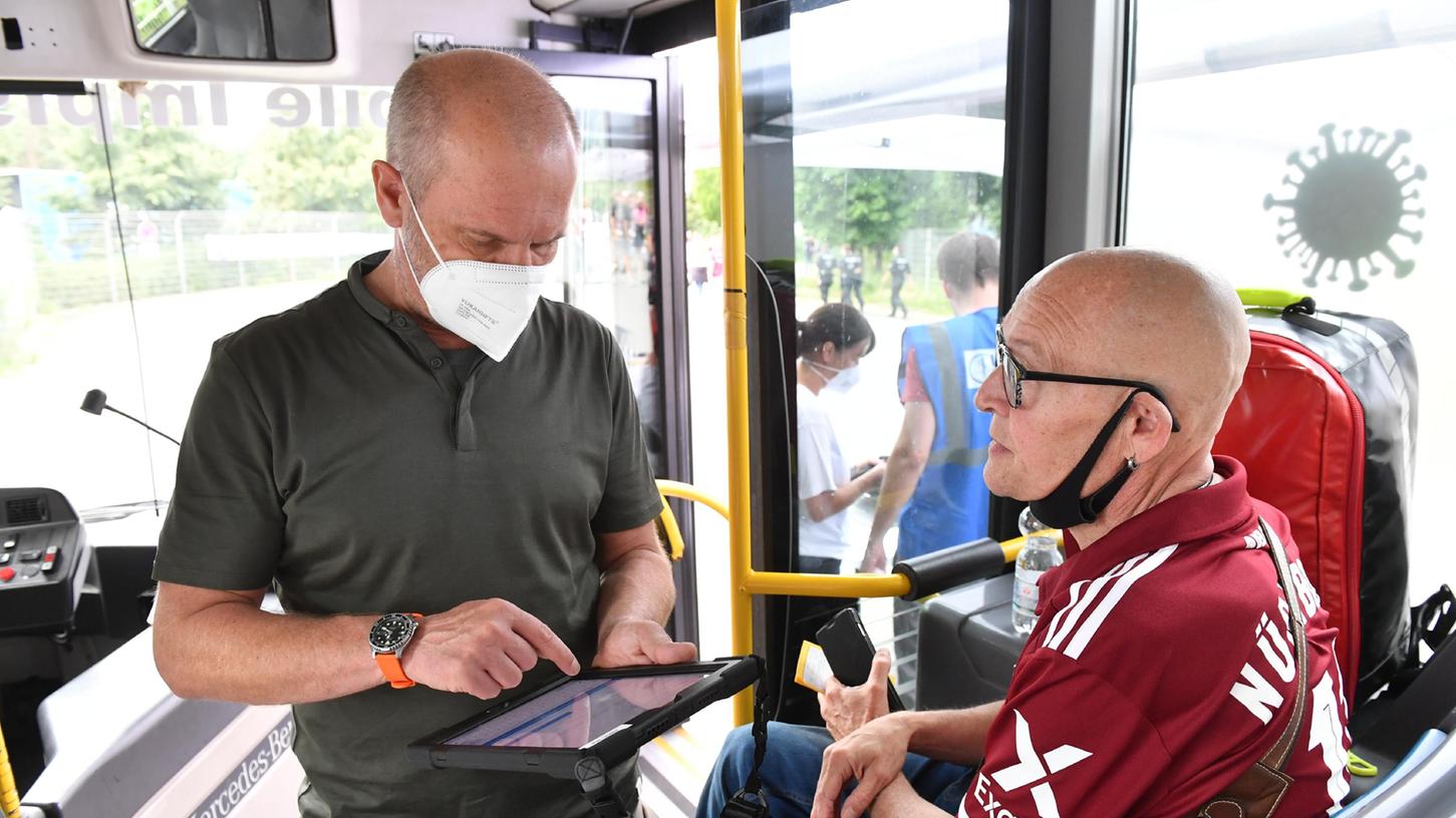 Eine der ersten mobilen Impfaktionen gab es Ende Juli in Nürnberg vor dem Max-Morlock-Stadion. Am Wochenende sind weitere geplant.
Eine der ersten mobilen Impfaktionen gab es Ende Juli in Nürnberg vor dem Max-Morlock-Stadion. Am Wochenende sind weitere geplant.