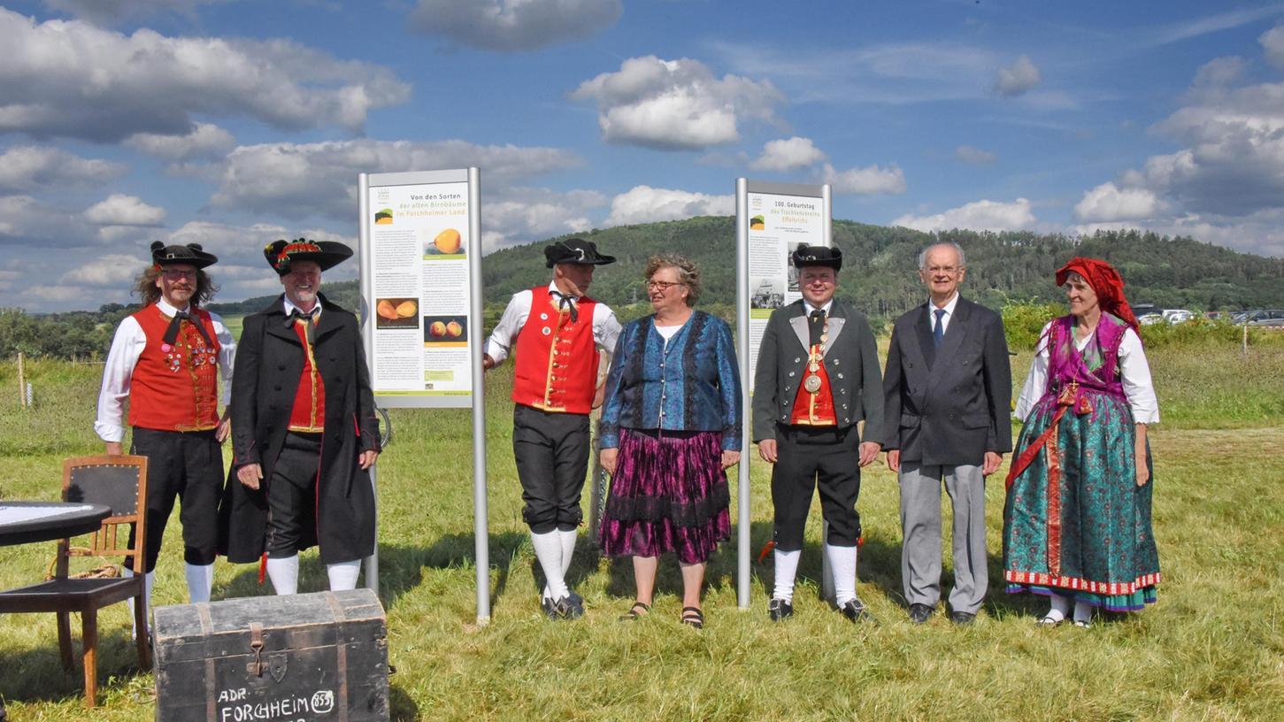 Von links: Georg Schmidtlein, Hans Pinzel und Alfred Kotz, Claudia Munker, Bürgermeister Peter Lepper, Pfarrer Albert Löhr und Inge Kropf.
Von links: Georg Schmidtlein, Hans Pinzel und Alfred Kotz, Claudia Munker, Bürgermeister Peter Lepper, Pfarrer Albert Löhr und Inge Kropf.