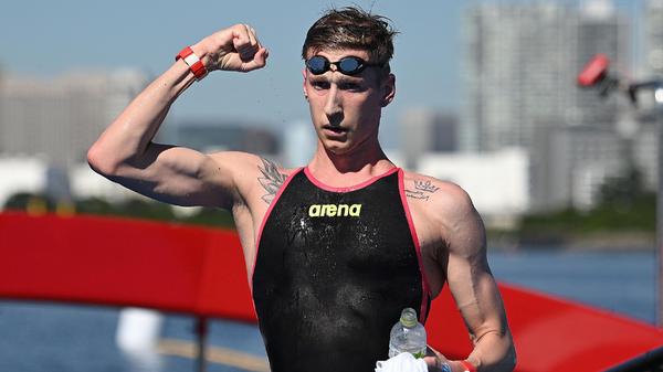 Florian Wellbrock ist Olympiasieger! Im Freiwasserrennen über zehn Kilometer bestimmte der Doppel-Weltmeister mit dem Selbstverständnis eines Champions vom Start an das Geschehen und schwamm in der Nacht zum Donnerstag zur ersten Goldmedaille für den Deutschen Schwimm-Verband seit 13 Jahren. Im Ziel ließ sich der 23-Jährige nach einer Vorstellung der Extra-Klasse nur zu gerne von den Teammitgliedern umarmen. "Für mich persönlich ist das, glaub ich, mein Sommermärchen heute", sagte Wellbrock. Nach etwas weniger als 1:50 Stunden schlug Wellbrock mit über 25 Sekunden Vorsprung vor dem Ungarn Kristof Rasovszky und dem Italiener Gregorio Paltrinieri an.