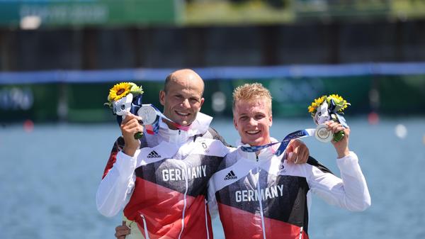 Zum ersehnten Gold reichte es nicht ganz für Max Hoff und Jacob Schopf, doch auch mit Olympia-Silber waren die beiden Weltmeister im Kajak-Zweier glücklich. Kurz nach der Zieldurchfahrt umarmten sie sich, lagen Boot an Boot mit den Siegern Jean van der Westhuyzen und Thomas Green aus Australien. 0,304 Sekunden fehlten den beiden Sportlern aus Essen und Potsdam über die 1000 Meter auf dem Sea Forest Waterway nach einem wahren Kanu-Krimi. Dritte wurden die Tschechen Josef Dostal und Radek Slouf.