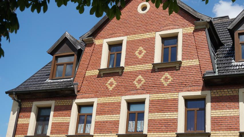 Neben vielen alten Bauernhäusern im Dorfkern oder den verschiedenen Neubauten, kann man in Muhr auch dieses aufwendig gestaltete Backsteinhaus bewundern. 
