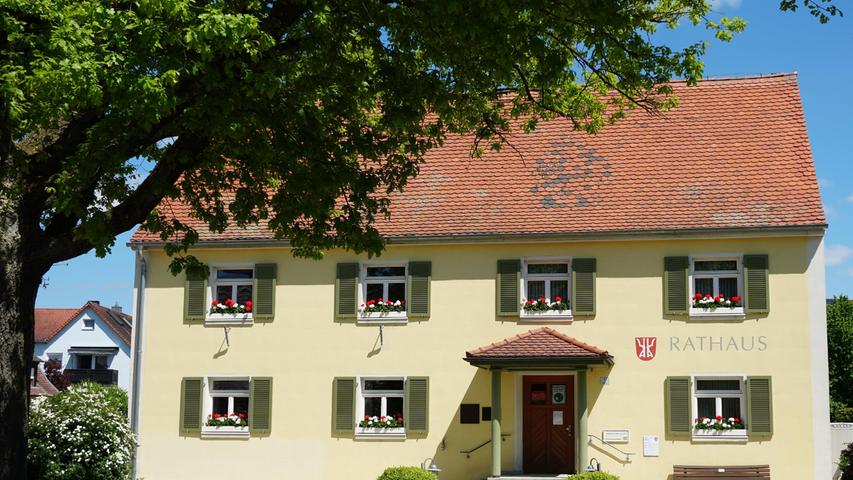 Zur Gemeinde Muhr am See gehören die Ortsteile Altenmuhr, Neuenmuhr, Forsthaus und Wehlenberg. Für alle administrativen Tätigkeiten findet man sich in das Rathaus am Marktplatz in Muhr ein.