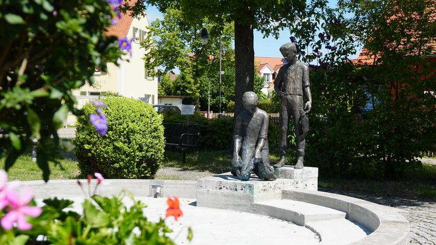 Der Fischerbrunnen, der den Dorfplatz vor dem Rathaus ziert, soll an die ehemalige Fischerei und an Muhrs Tradition als Fischerdorf erinnern. 
 
