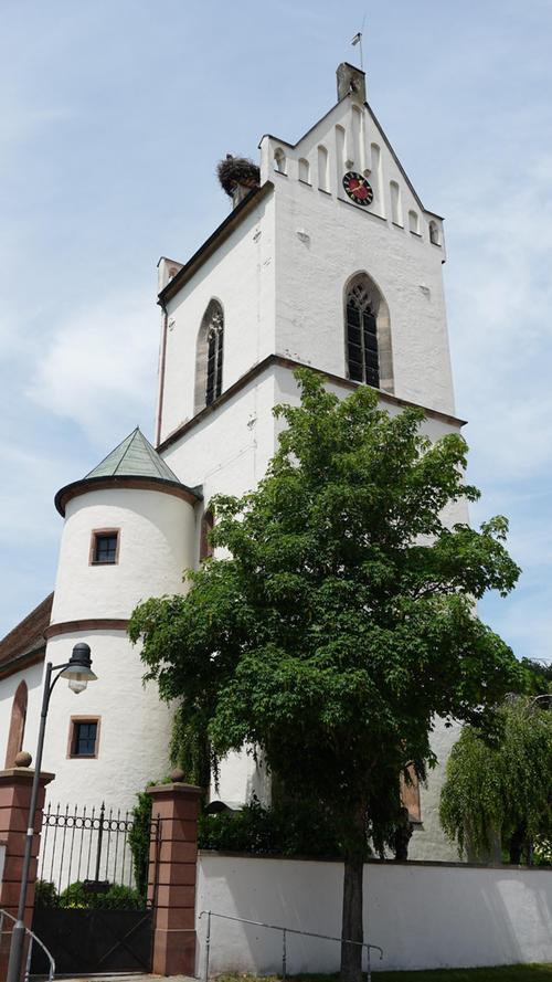 Die St. Jakobuskirche in Neuenmuhr wurde Mitte des 15. Jahrhunderts errichtet und ist das einzige Gebäude, dass der Brandschatzung des 30-jährigen Krieges standhielt. Heute zieht die Kirche vor allem wegen des auf dem Dach befindlichen Storchennests die Blicke auf sich.
