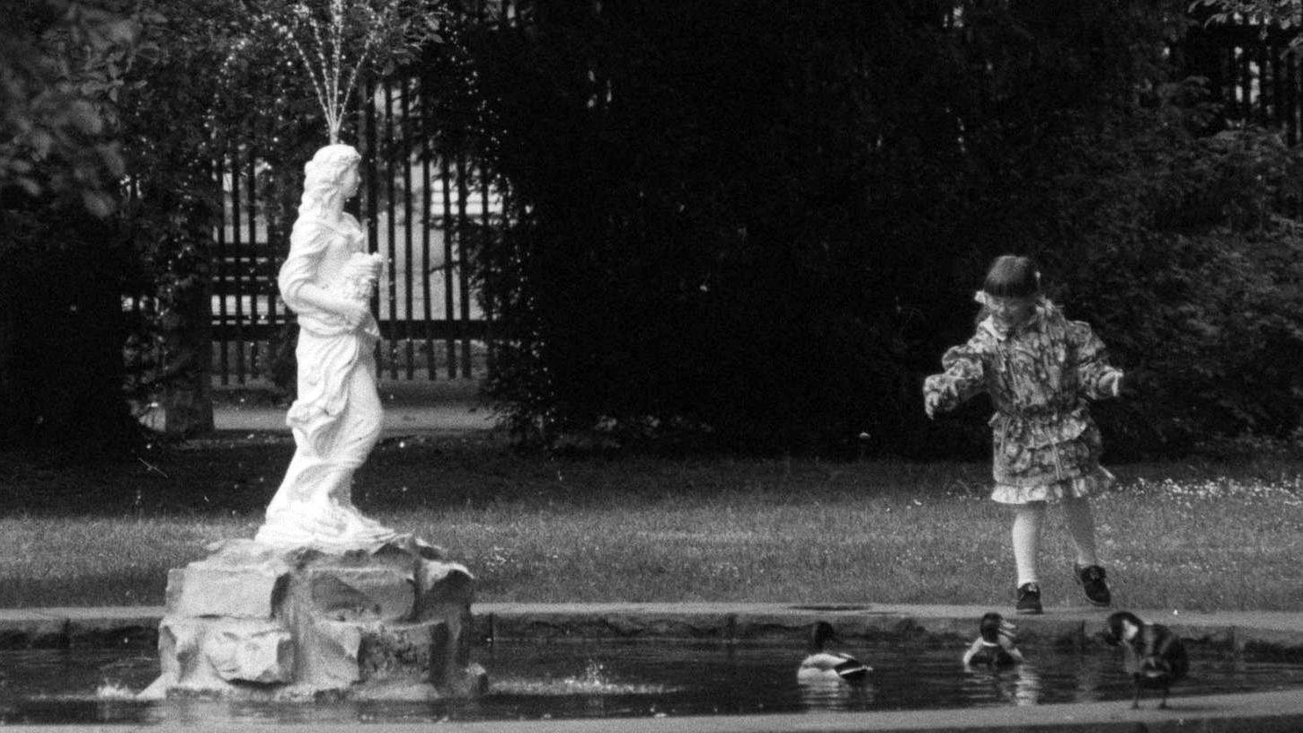 Die ominöse "Frau mit Krug" im Nürnberger Stadtpark stammte von der Künstlerin Gudrun Kunstmann (oder Erna Steinberg) und entstand 1955. Nachdem sie geköpft wurde, kam diese Skulptur aus Spritzbeton 1998 zum Einsatz, nun in der Beckenmitte. 