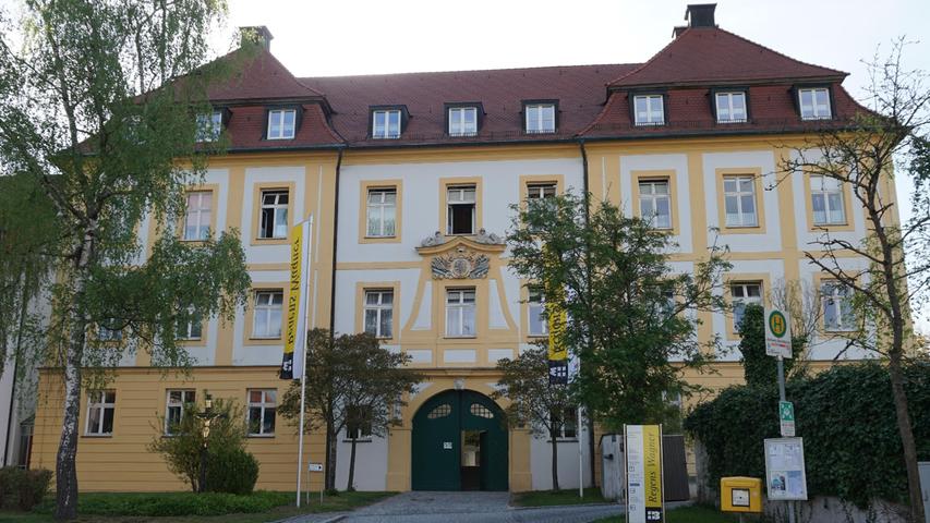 Nach dem Aussterben des Absberger Adelsgeschlecht wurde die einstige Burg abgerissen und 1726 durch ein Schloss, das als Vogtei des Deutschen Ritterordens genutzt wurde, ersetzt. Heute befindet sich in diesem barocken barocken Gebäude die Regens-Wagner-Stiftung.