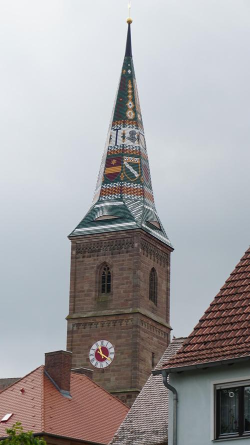Durch die relativ zentrale Lage des Münsters kann man den in die Höhe ragenden Kirchenturm von der gesamten Altstadt aus sehen. Besonders das reich verzierte Dach ist ein absoluter Blickfang