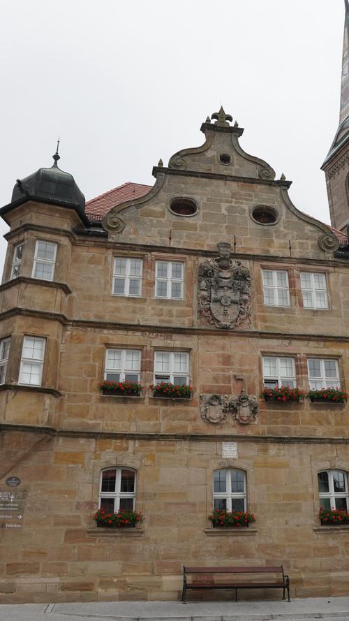 Die Frontseite des Deutschordenschlosses zählt zu einem der Meisterwerke der fränkischen Renaissancebaukunst. Das Schloss besticht neben seinen Erkertürmen vor allem durch das mittig liegende Prunkwappen des Erzherzogs Karl von Österreich.